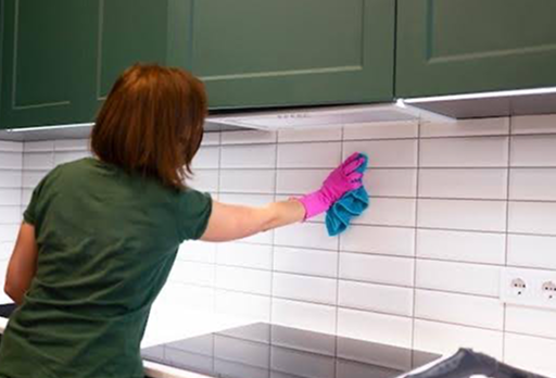 Mengelap keramik dinding